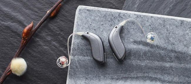 Zwei Hinter-dem-Ohr-Hörgeräte